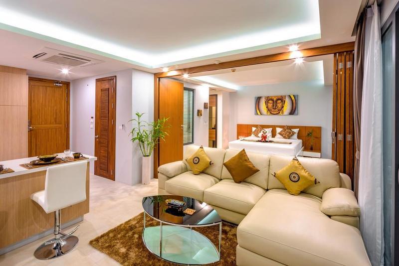 แอท เดอะ ทรี คอนโดมิเนียม ภูเก็ต Phuket ภายนอก รูปภาพ