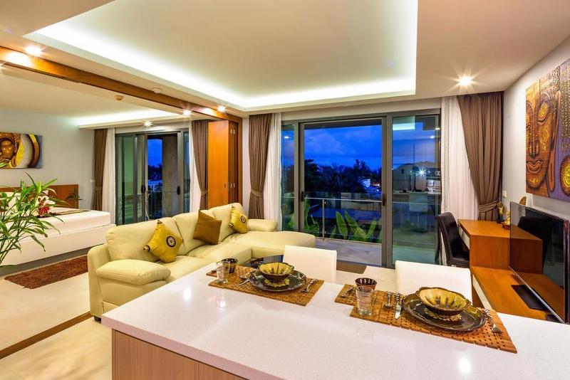 แอท เดอะ ทรี คอนโดมิเนียม ภูเก็ต Phuket ภายนอก รูปภาพ